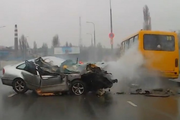 Így járhatsz, ha ész nélkül nyomod az esőben