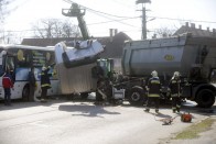 Álló buszba rohant egy kamion Dömsödön 10