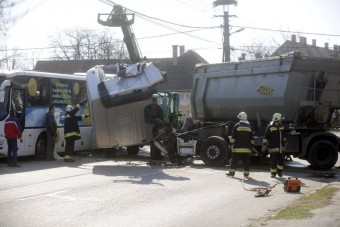 Álló buszba rohant egy kamion Dömsödön