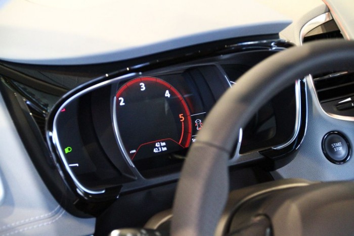 Hagyományos műszerfal helyett itt iss kijelzők dolgoznak