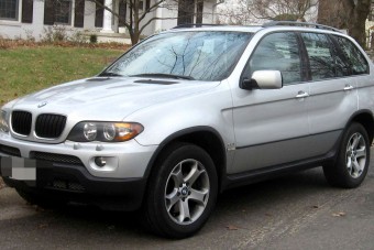 Nyitva maradt egy BMW ajtaja. Mit csinál erre Pista?