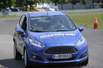 Fiatalokat mentene a Ford