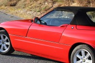 BMW Z1 - Itt nemcsak a nemlétező kilincs érdekes, ahenm az egész ajtónyitó mechanizmus is. A Z1-es ajtajai ugyanis lefelé csúsznak, villanymotor mozgatja őket és nyitás közben az ablakot is magától leengedi. A vastag küszöb az egyetlen zavaró eleme a rendszernek, de ütközéskor pont ez védi meg az utasokat.