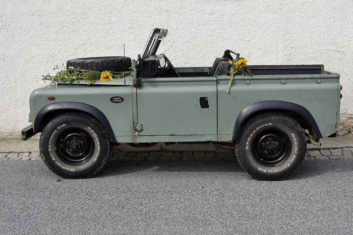 Land Rover - Sajnos ma már a Defendereken más kilincs van, de az öreg Land Rovereken még ez szolgált ajtónyitásra. A lemezbe süllyesztett kilincs nagy előnye, hogy terepen nem lehet letörni, nem akad bele semmibe. 