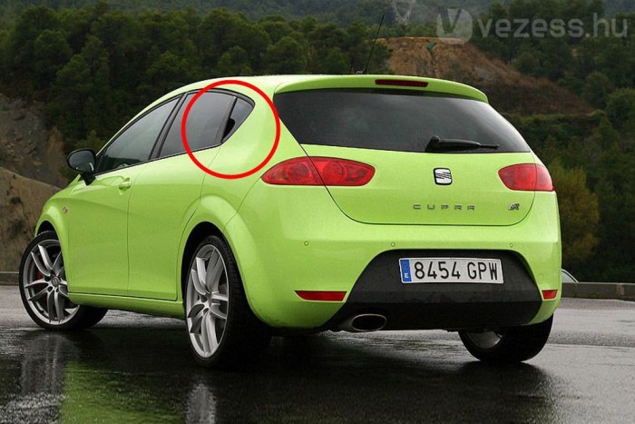 SEAt Leon - 2009 táján járunk, ennek a Leonnak pedig nehezen észrevehető kilincset rajzoltak a dizájnerek. Nem is az ajtó élére épített megoldás benne az érdekes, hanem hogy különlegesen formált plexit kellett hozzá gyártani, hogy be lehessen alá nyúlni.