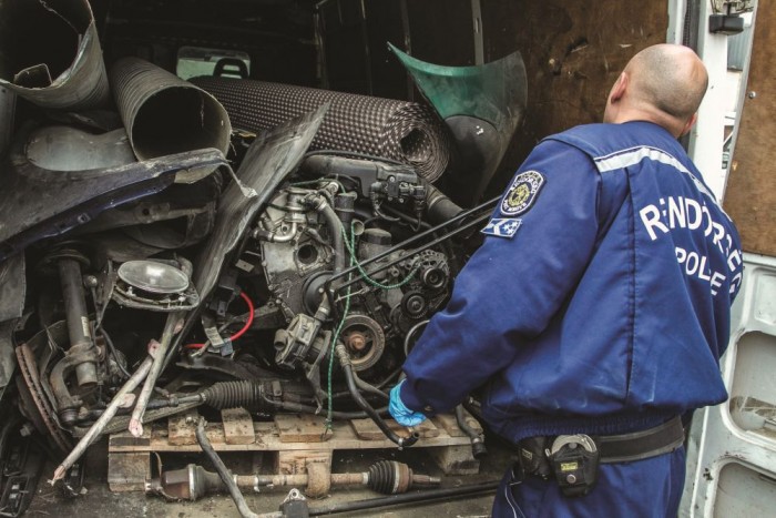 Véletlenül találtak 30 lopott autót 7