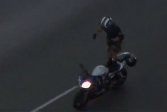 Rendőrök elől menekült, közben villantott néhány trükköt