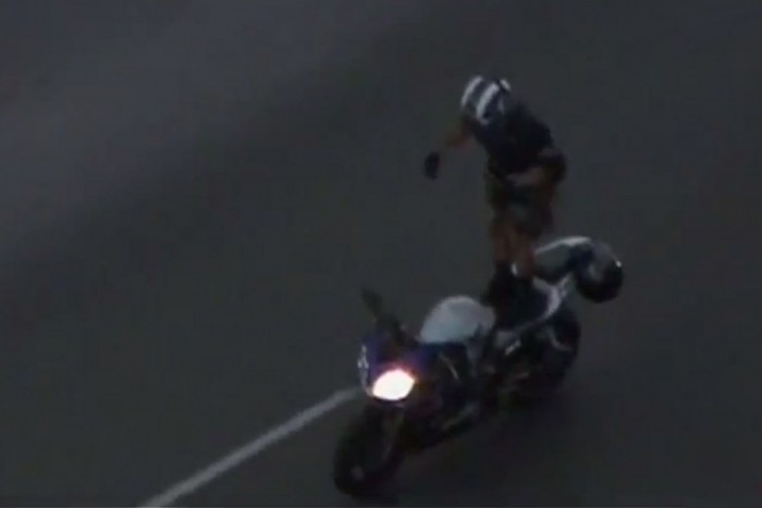 Rendőrök elől menekült, közben villantott néhány trükköt