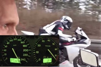 Ez a Golf I-es lazán alázza a sportmotorokat