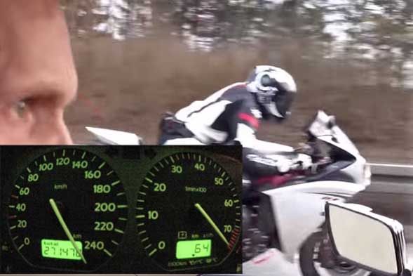 Ez a Golf I-es lazán alázza a sportmotorokat