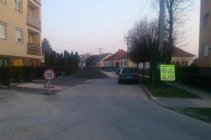 Eközben Pakson… 1