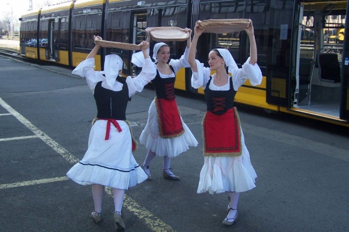 Megnéztük az új budapesti villamost 3 Spanyolországból érkezett lányok tradicionális baszk tánccal avatták fel az új szerelvényt