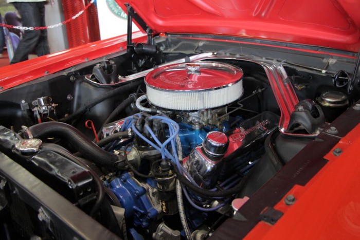 Húsz bőrbe, és krómba burkolt motortér 8