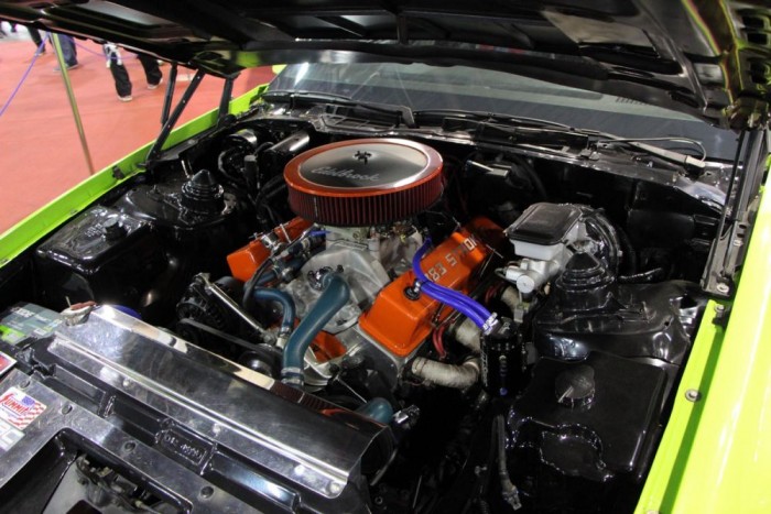 Húsz bőrbe, és krómba burkolt motortér 4 Chevrolet Camaro Z 28 - Igazi, piszkált amerikai V8-as. 6,3 literes, és 403 lóerős, szinte minden alkatrésze módosított, etanollal üzemel.