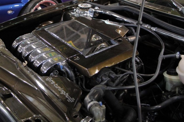 Húsz bőrbe, és krómba burkolt motortér 11