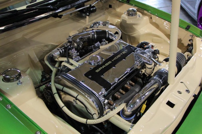 Húsz bőrbe, és krómba burkolt motortér 15