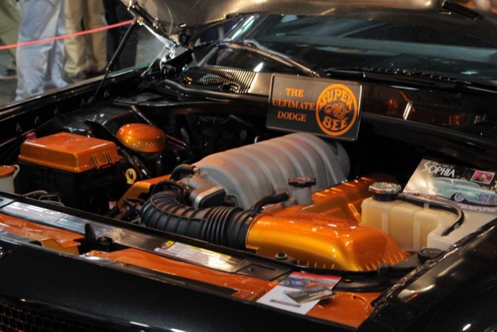 Húsz bőrbe, és krómba burkolt motortér 19 A Dodge Challenger pokoli erős, de a motortere nem túl izgalmas.