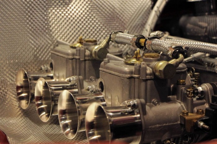 Húsz bőrbe, és krómba burkolt motortér 20 Ha duplakarbi volt a nyitás, zárjuk is ezzel!