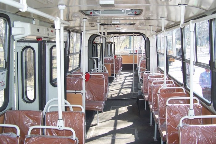 Tavaszi retrotroli-simogatás 6 Az Ikarus 280T annyira friss felújítás, hogy még az üléseket védő műanyag fóliák is fenn vannak