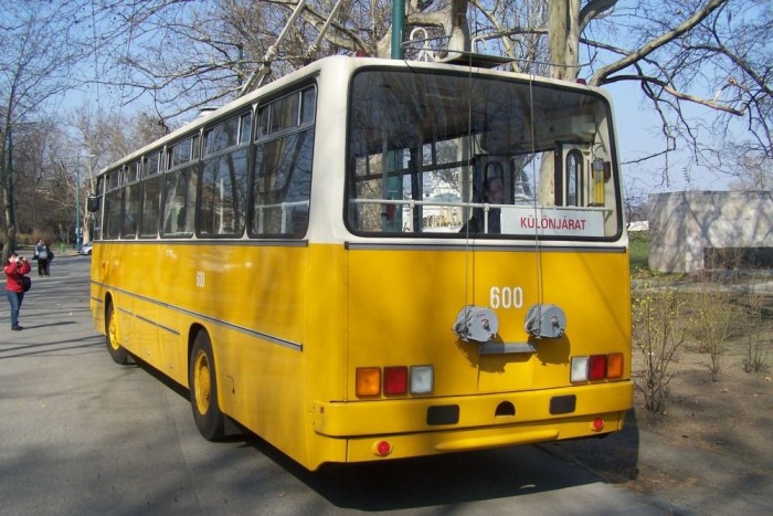 Tavaszi retrotroli-simogatás 4 A 600-as pályaszámú Ikarus 260-as trolibusz története viszonylag egyszerű: miután 1974-ben a trolibusz-közlekedés további fejlesztése mellett döntöttek, a fővárosi közlekedési vállalat saját jármű tervezésére adta a fejét. Az elkészült típus végül megszólalásig hasonlított egy Ikarus 260-asra, ami nem a véletlen műve. A vállalat beszerzett egy 260-as kocsiszekrényt (ill. egy 280-ast) és beszerelte a selejtezésre ítélt ZIU-5 villamosberendezését