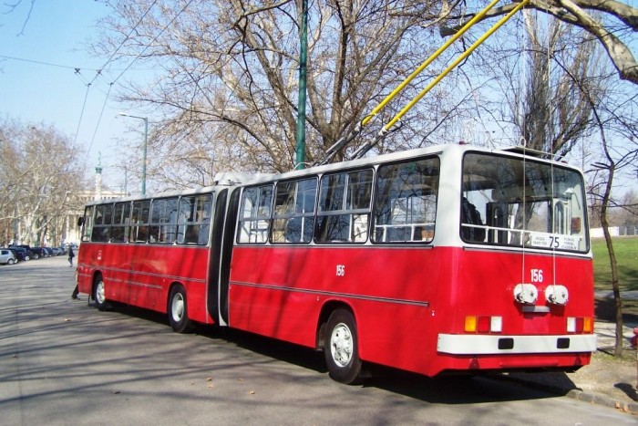 Tavaszi retrotroli-simogatás 3 A 156-os pályaszámot viselő jármű érdekessége, hogy a fővárosban jelenleg is közlekedő Ikarus 280T autóbuszoktól eltérően ZIU-hajtásrendszerrel rendelkezik