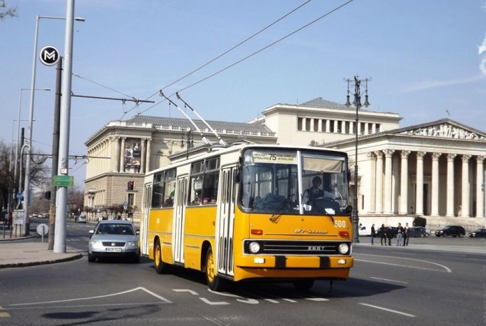 Tavaszi retrotroli-simogatás 1 Az Ikarus 260T-vel is tehettek egy kört az érdeklődők (fotó Huber Márton)