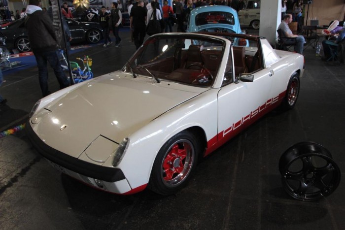 Az AMTS idén végképp túlmutat a tuningon 9 A kis Porsche 914, ami nem volt túl erős, nem volt túl szép, mégis azért ott lapunak benne a Porsche gének. A léghűtéses boxermotorral szerelt autókból az 1969 őszétől 1976-ig terjedő gyártási ciklusban mintegy 120 000 darab hagyta el a gyártósort