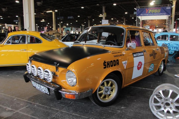 Az AMTS idén végképp túlmutat a tuningon 13 SKODA 110L Rally - Az 1107 ccm-es motorból 73 LE-t és 91 Nm-nyi nyomatékot csaltak elő gyárilag. Az autó potenciáljáról annyit érdemes tudni, hogy a hazai abszolút rally bajnokok között is megtaláljuk a típust, sőt a mai oldtimer kupasorozatban is fut belőle.