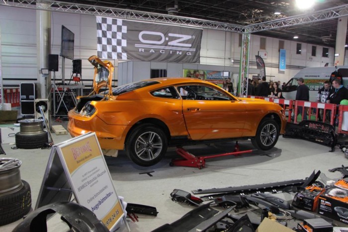 Az AMTS idén végképp túlmutat a tuningon 15 Élőben épül egy hatodik generációs Ford Mustang, további érdekesség az autóra kerülő ROUSH bodykit, mely a legelső szett, amit a gyár Európába szállított a hatodik generációs Mustanghoz.