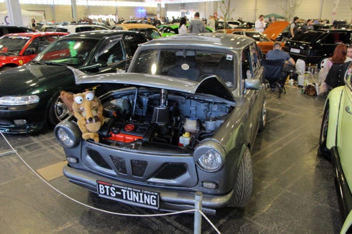 Az AMTS idén végképp túlmutat a tuningon 20 Egy átgondoltan modernizált Trabant - Karosszéria full egyedileg átalakítva (homlokfal, rövidített kilincsek, hátfal és géptető) Kristály lámpa elől, egyedi ledes hátsólámpa. 6N polo 1.4 motor némi motortuninggal (kb. 100-110 Le). Elől opel Tigra vágott tárcsafék, hátul golf 4 tárcsafék, épített futómű, Polo 6N műszerfal és ülések ülésfűtéssel.