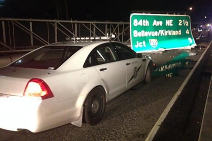 Jelzőtábla vágott ketté egy buszt 3