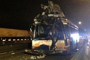 Jelzőtábla vágott ketté egy buszt