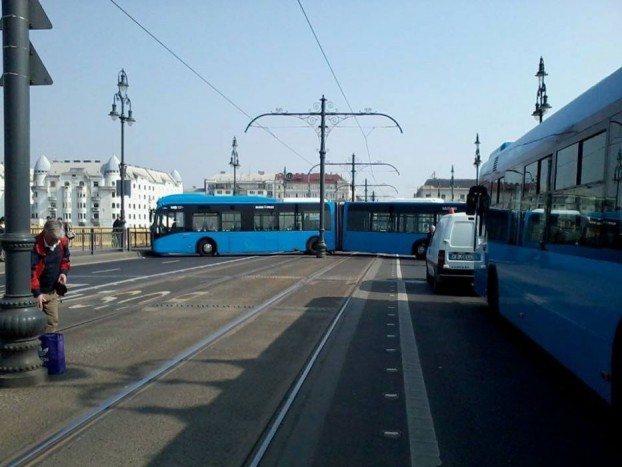 BKV-busz torlaszolta el a Margit hidat 4