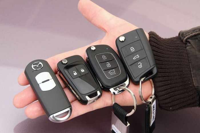 A Škodáé bicska kulcs ugyan, de csak az ajtónyitáshoz kell elővenni, az autó gombnyomásra indul.