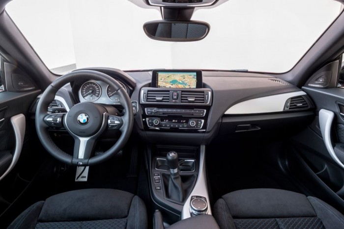 BMW 1 – Hátsó hajtás, utoljára 3 Nem rossz a minőségérzet. A sportkormány fogása igen jó, végre nem olyan hurkásan vastag, mint az időnként túlszafaládésított BMW-volánoké