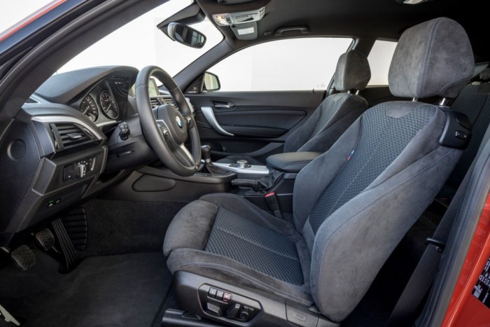 BMW 1 – Hátsó hajtás, utoljára 4 A sportülések helyzete és tartása optimális a gombnyomásra szabályozható oldaltámaszokkal és a négy irányba, szintén villanymotorral állítható deréktámasszal