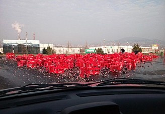 Kóla ömlött az útra Pécsett, teljes útlezárás