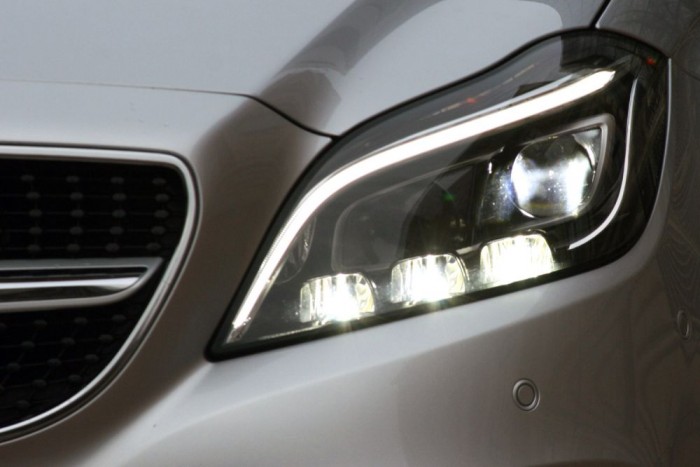 Mit keres a négyhengeres dízel egy luxuskupéban? 10 Tényleg különlegesen jó a Multibeam LED-fényszóró. A 36 LED-egységből 24 vezérelhető önállóan, amivel szembejövő autókat körbelövi a reflektor, de a távfényből kimaszkolják a vezetőket vakító részeket