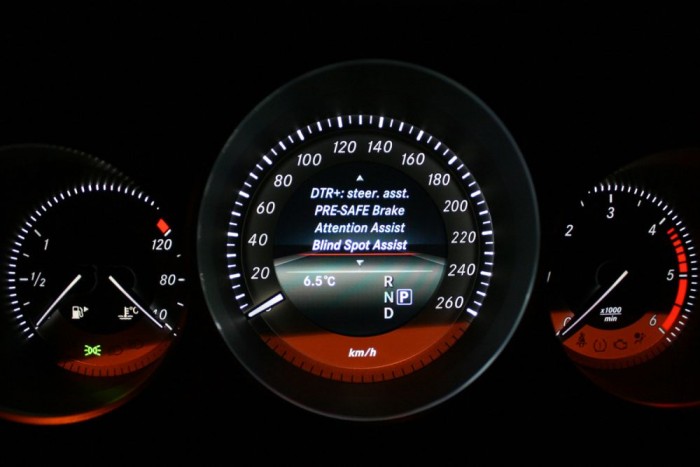 Sokféle vezetőtámogató rendszer működik a CLS-ben, többségük kiiktatható, de kár bántani őket