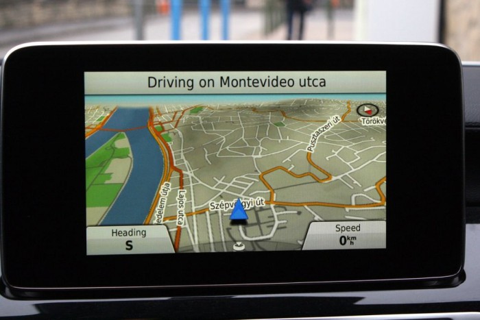 Kicsit szokatlannak tűnt a konzervatívnak ismert Mercedesben az ikonok játékos grafikája