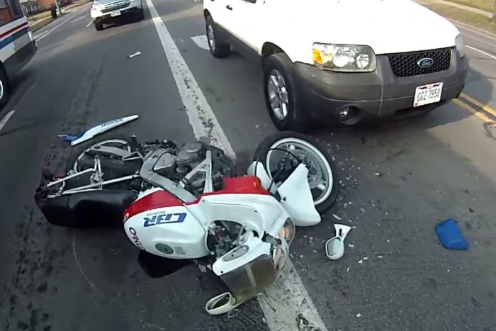 Dühből hajtott a motoros, bukás lett a vége