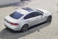 Négy liter alatt fogyaszt a vadonatúj Jaguar XF 30