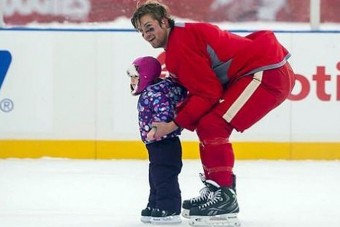 Autóban született meg a hokibajnok lánya