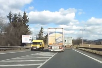 Elmebeteg módon előzött a kamionos