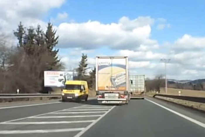 Elmebeteg módon előzött a kamionos