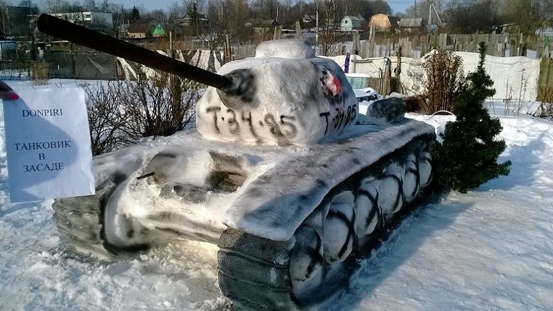 Tankok százai sorakoznak az orosz kertekben 12