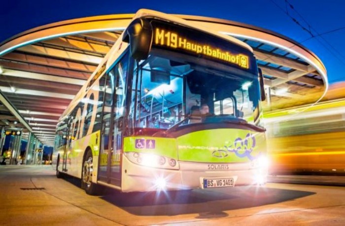 Aszfaltból tölthető elektromos buszok Németországnak