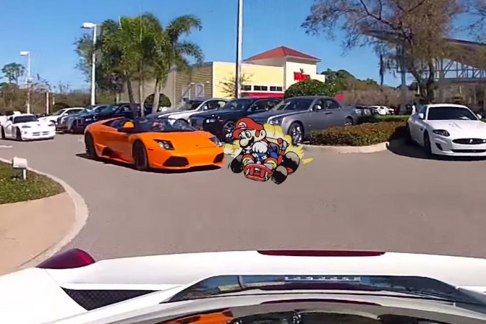 Szupersportautók küzdenek az autópályán, Mario-stílusban