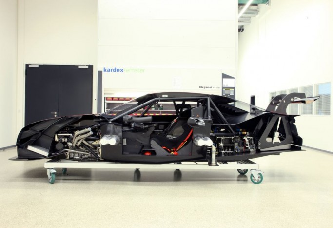 Az Audi idén tarolni akar a versenypályákon 6 Egy Audi RS 5 DTM kettévágva. Jól látszik, mennyire alacsonyan ül a vezető, és hogy mennyi közös alkatrész van az utcai RS 5-el. Gyakorlatilag nulla, a sorozat közös főelemein túl vagy versenyalkatrészek gyártói, vagy ritkább esetben saját gyártású elemek kerülnek beépítésre.