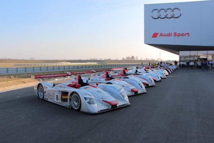 Az Audi idén tarolni akar a versenypályákon 5 2000 óta 13 alkalommal nyer az Audi a legendás 24 órás Le Mans-i futamon, szinte felfoghatatlan széria, amit lehet, hogy idén is folytatnak.